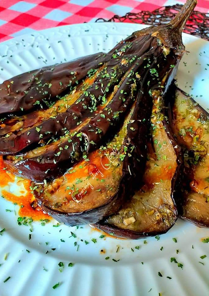 Una foto de Berenjenas al horno en abanico con majado y glaseado Urrutia