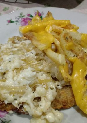 Una foto de Papas y milanesa❤