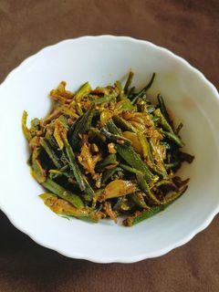 भिंडी और प्याज़ की सब्जी (Bhindi aur pyaz ki sabzi recipe in Hindi) रेसिपी मुख्य फोटो