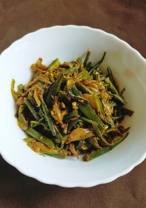 भिंडी और प्याज़ की सब्जी (Bhindi aur pyaz ki sabzi recipe in Hindi) रेसिपी मुख्य फोटो