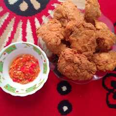 A picture of Ayam goreng tepung Krispy + sambal bawang.