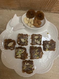 ખજૂર પાક (Khajur pak Recipe in Gujarati) રેસીપી મુખ્ય ફોટો