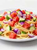 Pasta fredda con pomodori,cetrioli e cipolla rossa di tropea