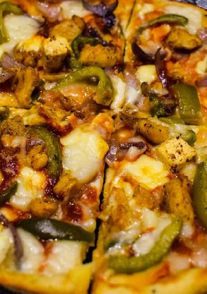 পনির চিকেন পিজ্জা (paneer chicken pizza recipe in bengali) রেসিপির প্রধান ছবি
