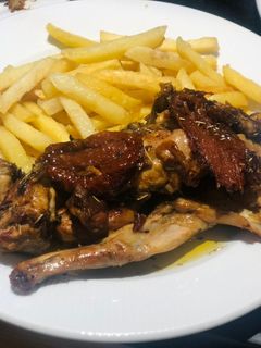 Una foto de Conejo al ajillo