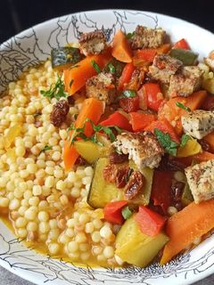 Une photo de Couscous végétarien au tofu fumé