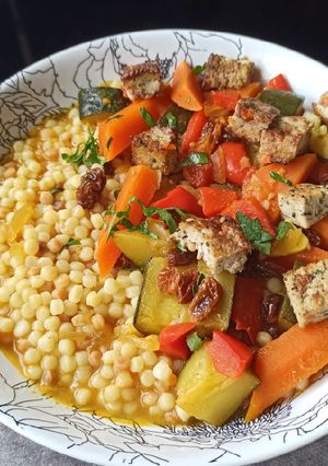 Une photo de Couscous végétarien au tofu fumé