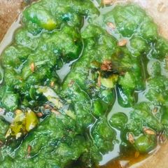 A picture of Green chilli and coriander chutney with tadka.