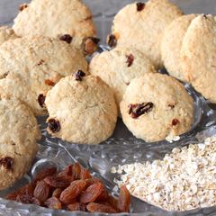 A picture of Oatmeal and raisin Cookies.
