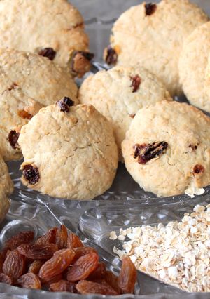 A picture of Oatmeal and raisin Cookies.