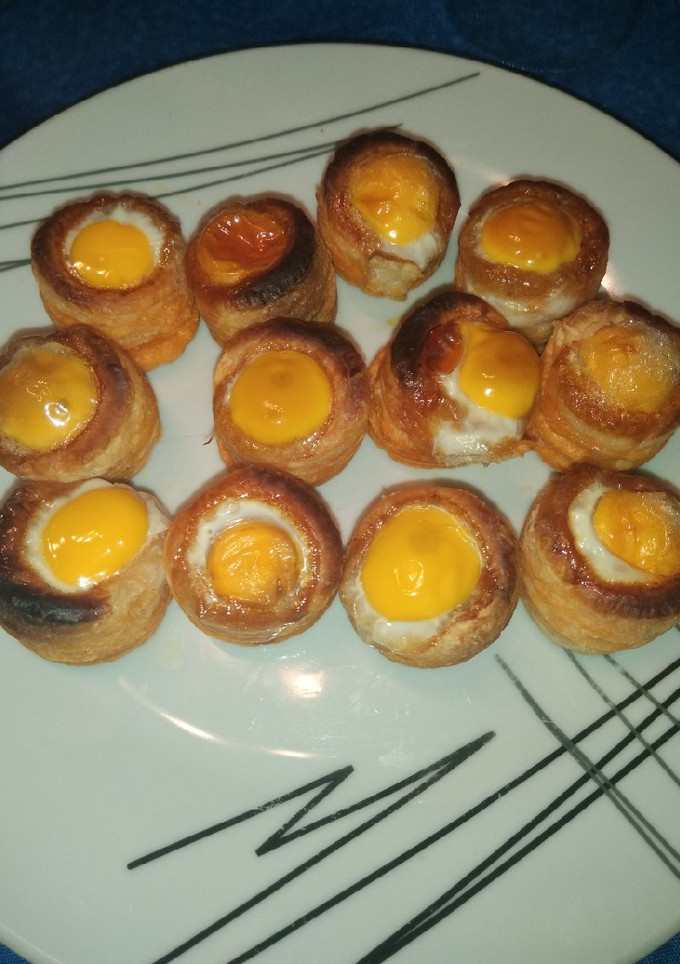 Una foto de Volovanes con huevo codorniz