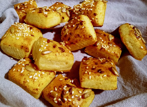 Túrós, vajas, sós sütemény recept fotója
