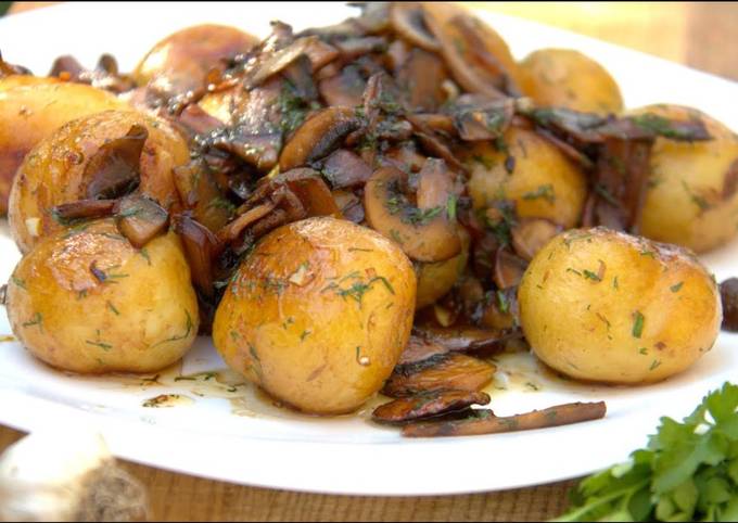 Картофель в кляре со сметанным соусом
