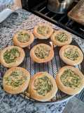 Esfihas de queso ricota vegano y hojas verdes