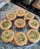 Esfihas de queso ricota vegano y hojas verdes