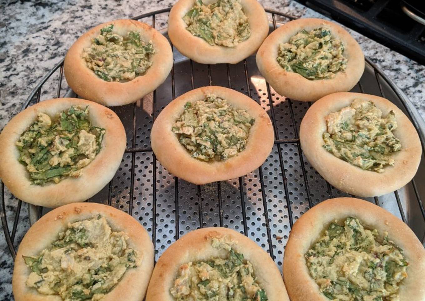 Esfihas de queso ricota vegano y hojas verdes