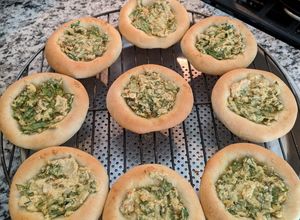 Una foto de Esfihas de queso ricota vegano y hojas verdes