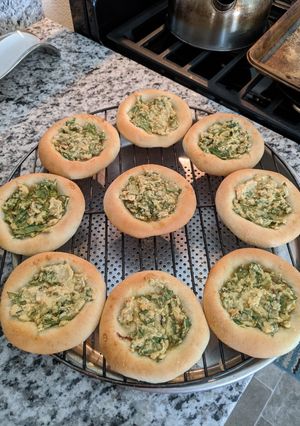 Una foto de Esfihas de queso ricota vegano y hojas verdes