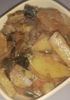 A picture of Aloo Baingan.