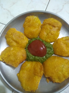આલુ પકોડા(alu pakoda recipe in Gujarati) રેસીપી મુખ્ય ફોટો