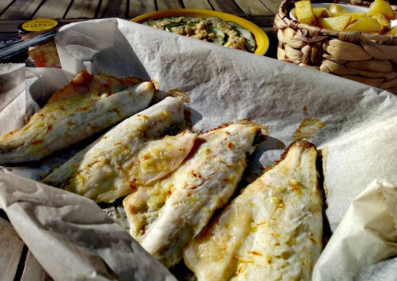 Lubina al horno con sal marina con azafrán canario