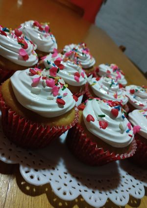 Una foto de Cupcakes de vainilla decorados