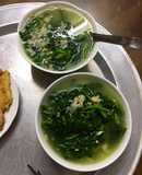 Canh cải cúc nấu cá bống đục