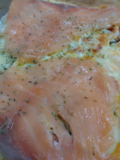 Una foto de Pizza Gambas amb Salmó fumat i alcaparres