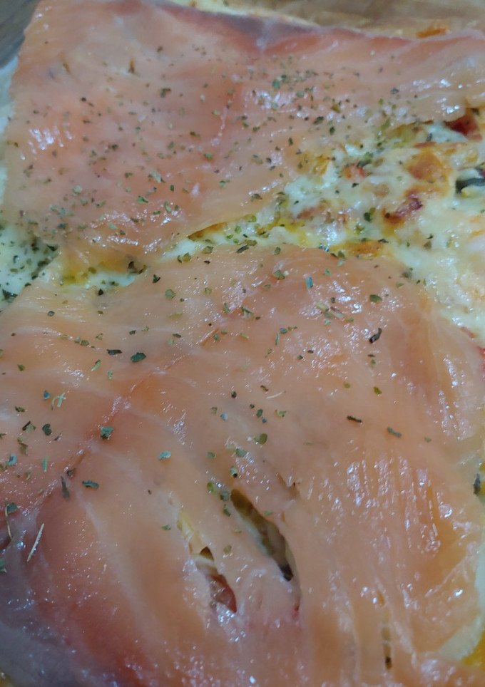 Una foto de Pizza Gambas amb Salmó fumat i alcaparres
