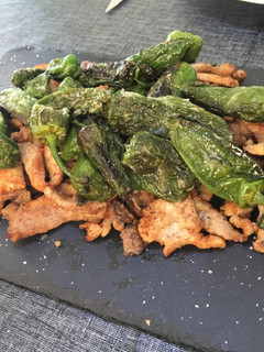 Una foto de Lomo con rovellons o champiñones 🍄 y pimientos del Padrón😋
