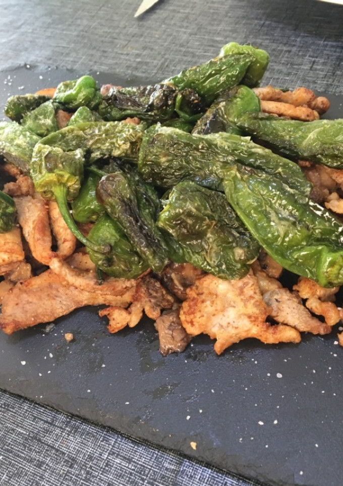 Una foto de Lomo con rovellons o champiñones 🍄 y pimientos del Padrón😋