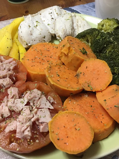 Una foto de Pollo con brócoli, boniato, pollo y mango