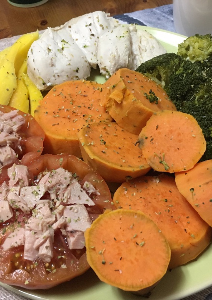 Una foto de Pollo con brócoli, boniato, pollo y mango