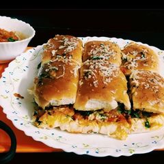 A picture of Cheesy Garlic Masala Pav.