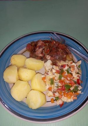 A picture of Potatoes,fried egg.