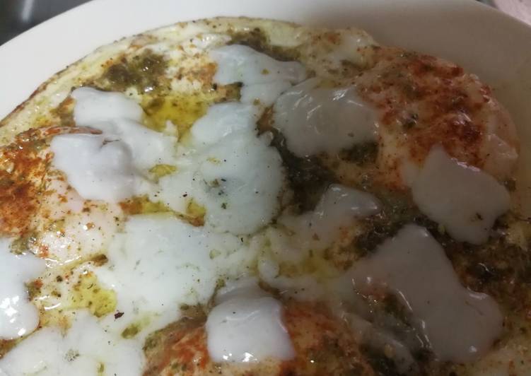 بيض عيون مع زعتر فلسطيني وجبنة ماعز
