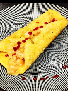 Una foto de Tortilla de langostinos con puerros y salsa siracha 🤩🤩