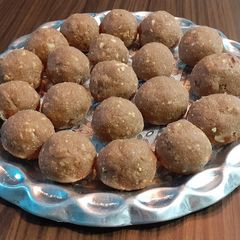 A picture of Aata boora ladoos.