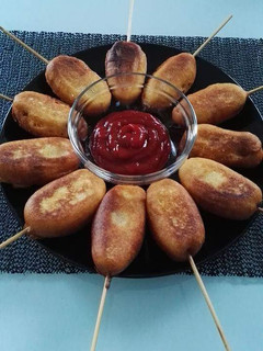Φωτογραφία της συνταγής Ζουμερά corn dogs