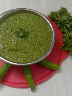 લીલા લસણ મરચાં ની ચટણી (Lila Lasan Marcha Chutney Recipe In Gujarati) રેસીપી મુખ્ય ફોટો