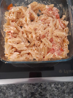 Una foto de Pasta con queso feta y cherrys