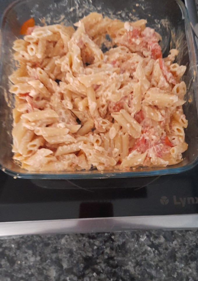 Una foto de Pasta con queso feta y cherrys