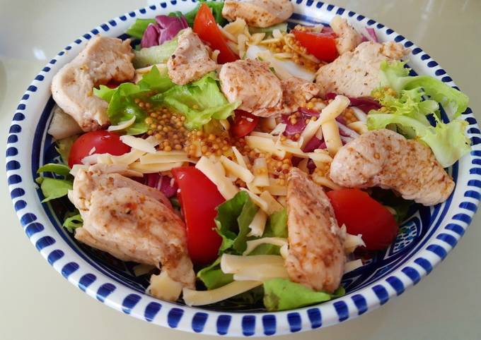 Здоровое питание: теплый салат с куриной грудкой