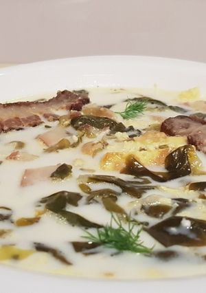 O poză a rețetei Ciorbă de salată cu slănină afumată.