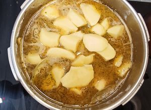Una foto de Garbanzos con calamares y patatas en olla rápida