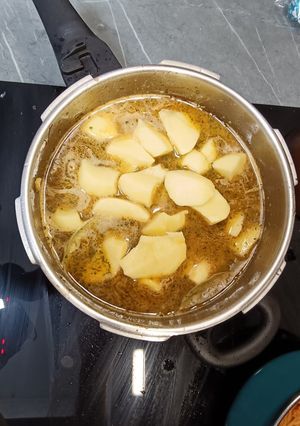 Una foto de Garbanzos con calamares y patatas en olla rápida