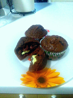 Una foto de Magdalenas de chocolate negro con corazón de choco blanco