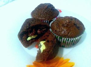 Una foto de Magdalenas de chocolate negro con corazón de choco blanco