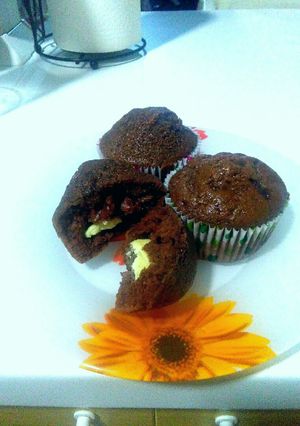 Una foto de Magdalenas de chocolate negro con corazón de choco blanco