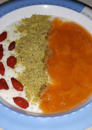 O poză a rețetei Budincă de tapioca, dulceață de caise, fistic și goji.